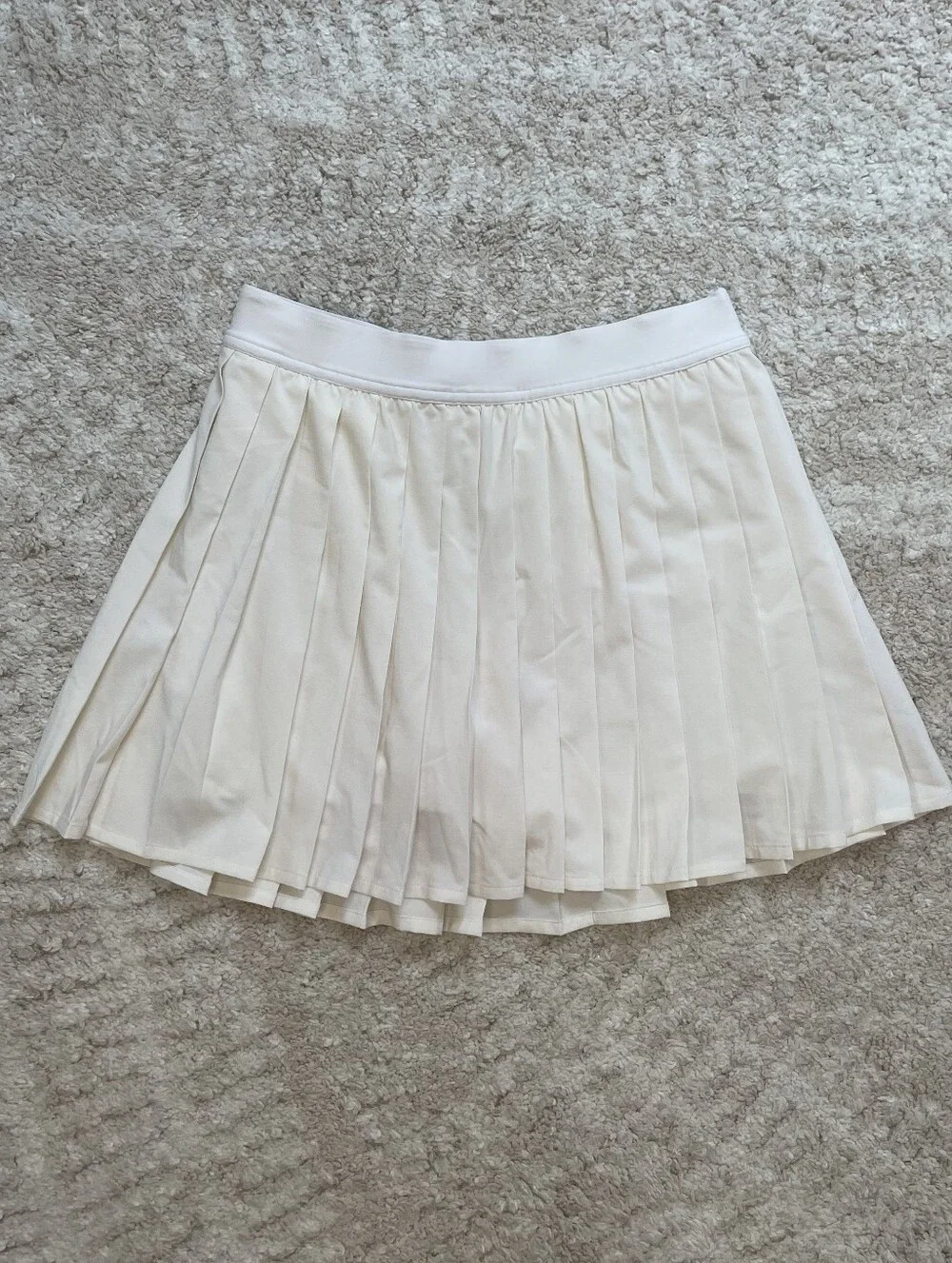 Lululemon Athletica Pleated Mini Skirt in Cream Size 4